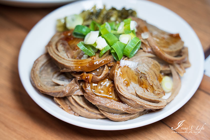 萬華用台灣本土溫體牛製作的牛肉麵，口味創新且獨特，溏心牛滷飯邪惡度爆棚，牛雜、牛腸、牛肚等各式滷味小菜太澎拜