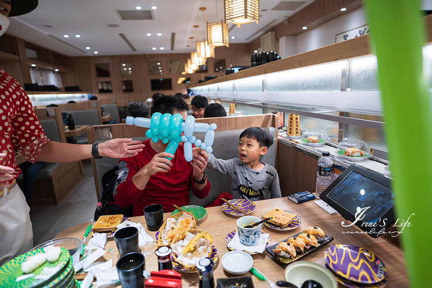 來自日本老牌的迴轉壽司，蜘蛛人、鋼鐵人幫你送餐，用餐還有小丑哥哥摺出各式造型氣球，孩子們超開心