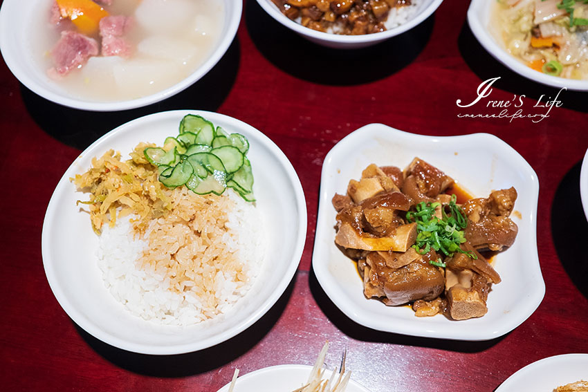 台北後火車站、華陰街美食，巷弄裡飄香的古早味，烏黑閃亮的魯肉飯配上半熟蛋超銷魂