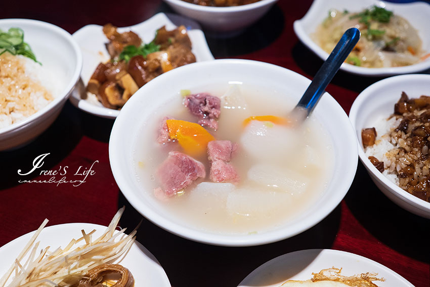 台北後火車站、華陰街美食，巷弄裡飄香的古早味，烏黑閃亮的魯肉飯配上半熟蛋超銷魂