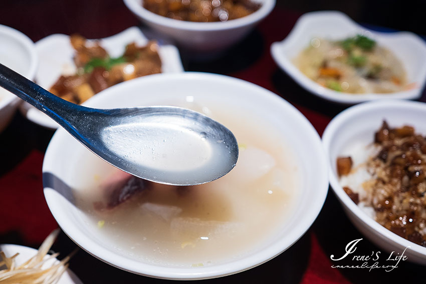 台北後火車站、華陰街美食，巷弄裡飄香的古早味，烏黑閃亮的魯肉飯配上半熟蛋超銷魂