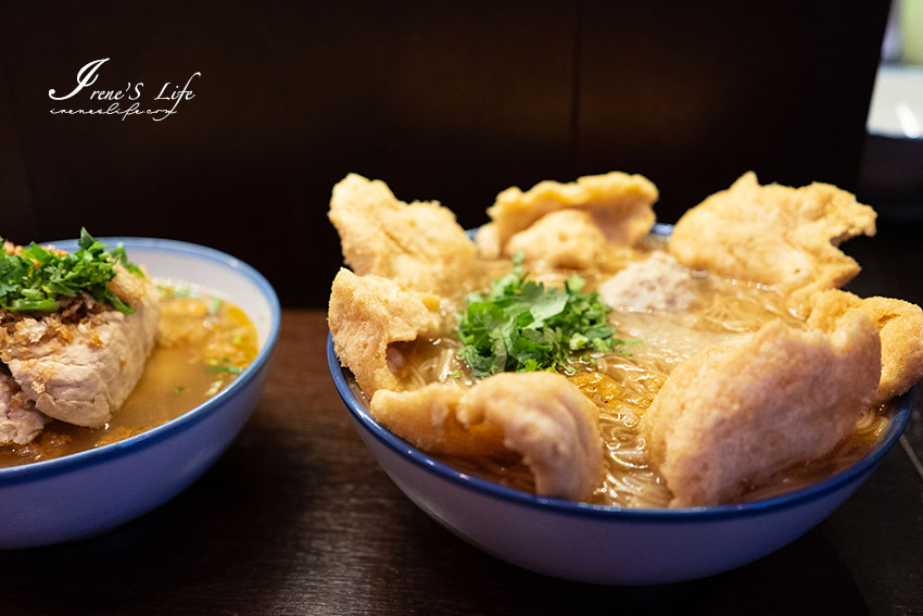 綻開如花朵的魚酥麵線，搭配芋頭貢丸好跳tone，可愛柴柴隨機出沒！店內還有素食麵線、肉粽、臭豆腐、泰式涼拌小菜