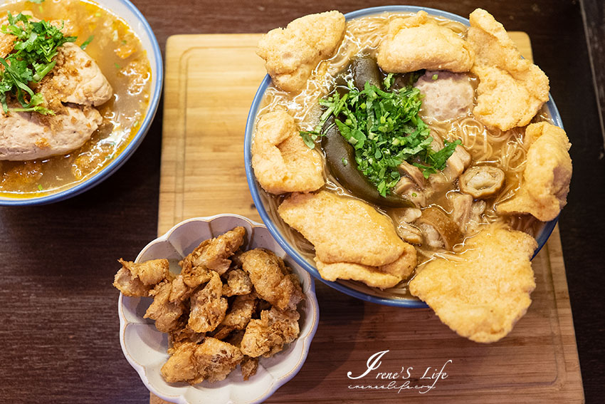 綻開如花朵的魚酥麵線，搭配芋頭貢丸好跳tone，可愛柴柴隨機出沒！店內還有素食麵線、肉粽、臭豆腐、泰式涼拌小菜