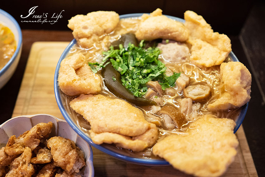 綻開如花朵的魚酥麵線，搭配芋頭貢丸好跳tone，可愛柴柴隨機出沒！店內還有素食麵線、肉粽、臭豆腐、泰式涼拌小菜