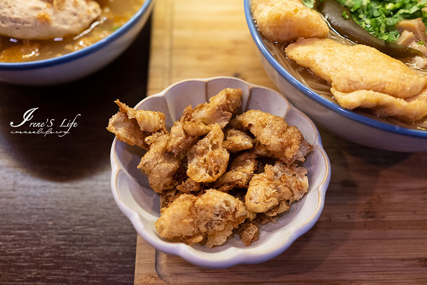 綻開如花朵的魚酥麵線，搭配芋頭貢丸好跳tone，可愛柴柴隨機出沒！店內還有素食麵線、肉粽、臭豆腐、泰式涼拌小菜