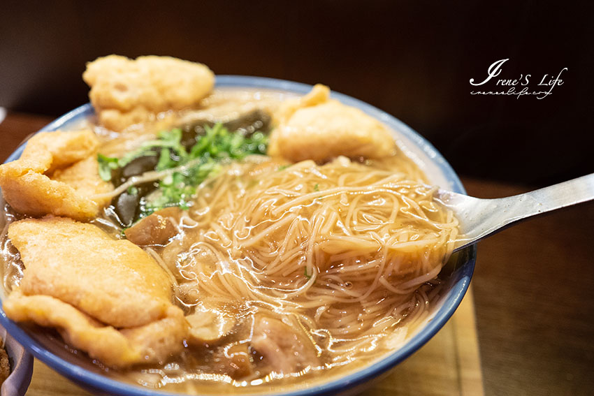 綻開如花朵的魚酥麵線，搭配芋頭貢丸好跳tone，可愛柴柴隨機出沒！店內還有素食麵線、肉粽、臭豆腐、泰式涼拌小菜