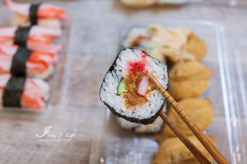 近大同市場的平價壽司店，口味不少，高麗菜絲塞滿滿，現點現做最好事先預訂以免久候