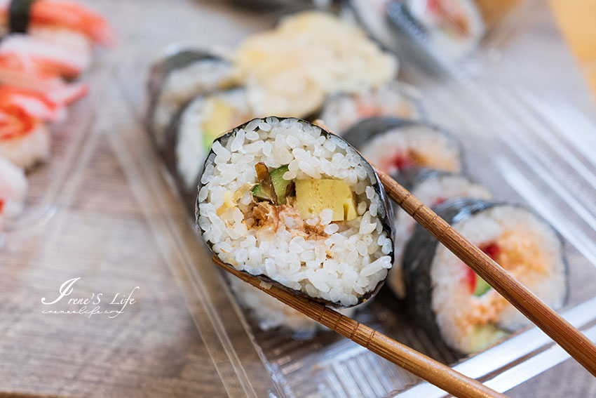 近大同市場的平價壽司店，口味不少，高麗菜絲塞滿滿，現點現做最好事先預訂以免久候