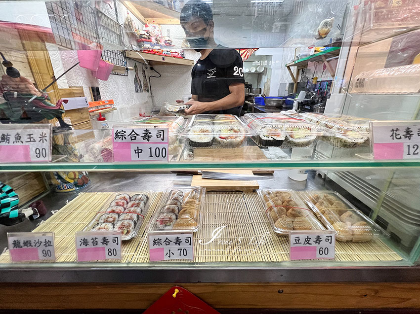 近大同市場的平價壽司店，口味不少，高麗菜絲塞滿滿，現點現做最好事先預訂以免久候