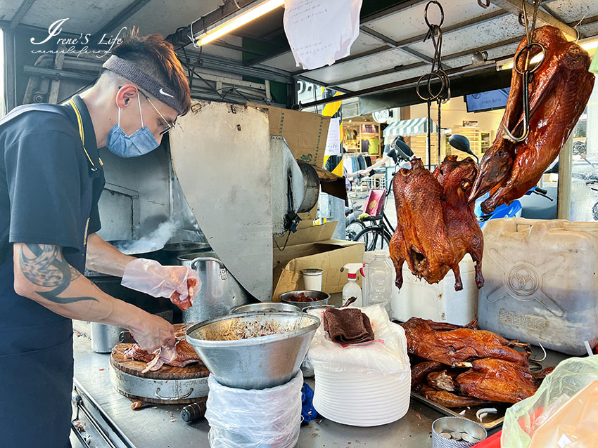 不定點到處跑的烤鴨/烤鵝餐車，烤鵝二吃在這裡，片鵝肉、炒鵝架一次滿足，想吃還得先預訂