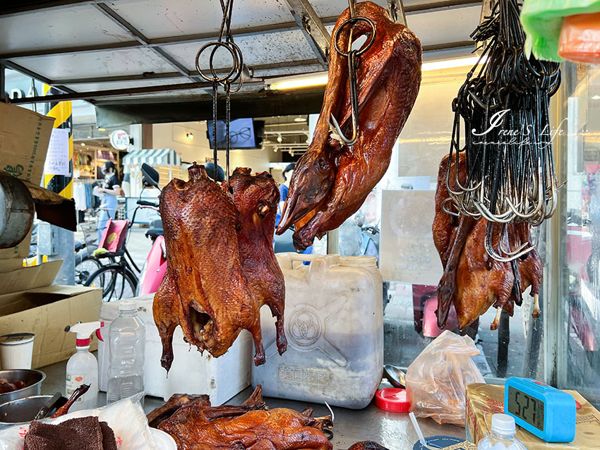 不定點到處跑的烤鴨/烤鵝餐車，烤鵝二吃在這裡，片鵝肉、炒鵝架一次滿足，想吃還得先預訂