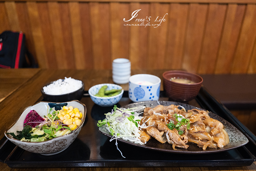 關渡巷中日式食堂居酒屋，丼飯、壽司、定食豐富份量足，厚切豬排有夠厚，附近就有收費停車場