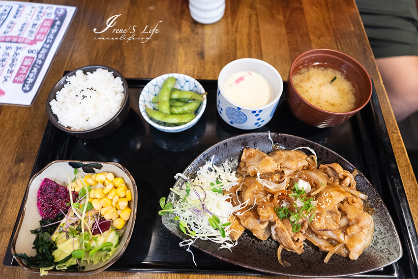 關渡巷中日式食堂居酒屋，丼飯、壽司、定食豐富份量足，厚切豬排有夠厚，附近就有收費停車場