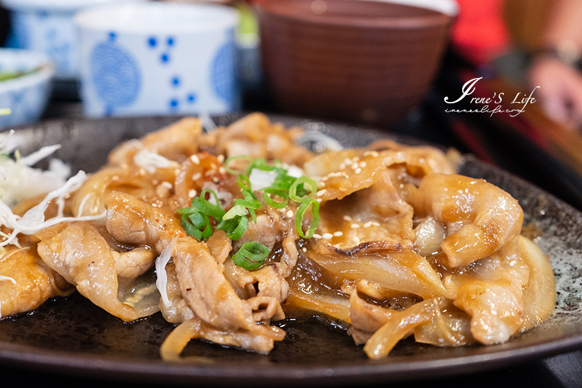 關渡巷中日式食堂居酒屋，丼飯、壽司、定食豐富份量足，厚切豬排有夠厚，附近就有收費停車場