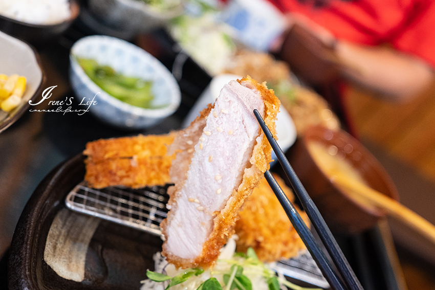 關渡巷中日式食堂居酒屋，丼飯、壽司、定食豐富份量足，厚切豬排有夠厚，附近就有收費停車場