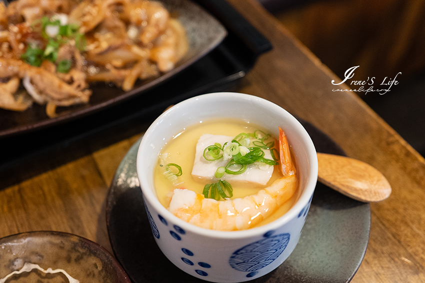 關渡巷中日式食堂居酒屋，丼飯、壽司、定食豐富份量足，厚切豬排有夠厚，附近就有收費停車場