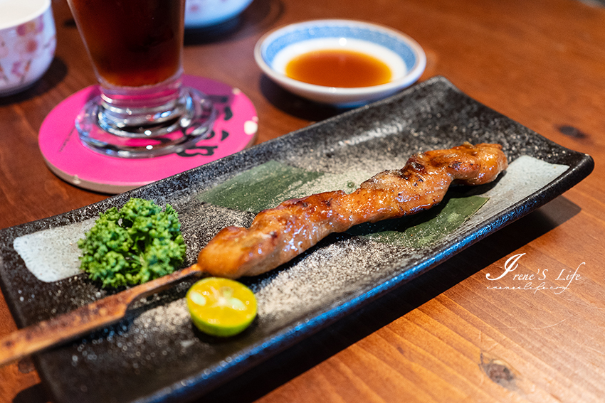 被台式小酒館耽誤的煎餃店！18cm長的煎餃、大滿足煎餃，皮薄微脆感，還跟小孩搶到吵架