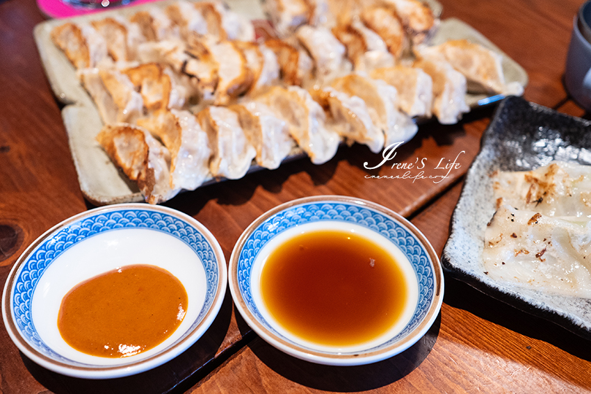 被台式小酒館耽誤的煎餃店！18cm長的煎餃、大滿足煎餃，皮薄微脆感，還跟小孩搶到吵架