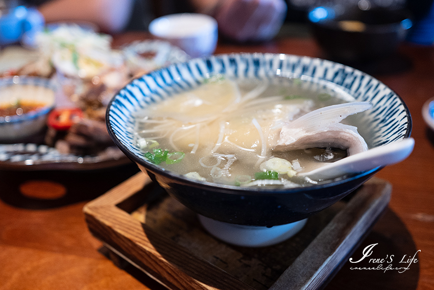 被台式小酒館耽誤的煎餃店！18cm長的煎餃、大滿足煎餃，皮薄微脆感，還跟小孩搶到吵架