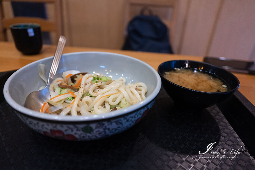 近林口三井outlet平價日式食堂，一整套定食附白飯、味噌湯、小菜、甜點、茶碗蒸兩張百元鈔有找