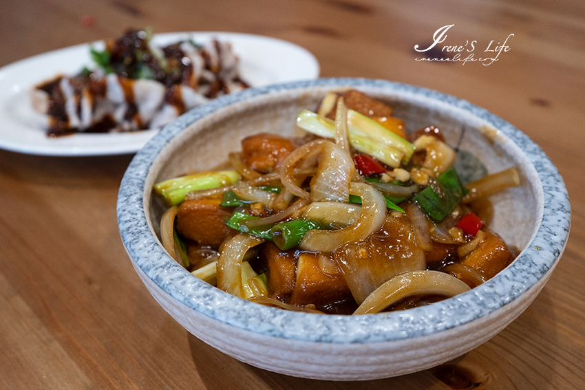 桃園隱藏版炒飯，唐揚炸雞鋪滿滿，鳳梨蝦球、金沙中卷也都變成炒飯主角！熱炒也推薦