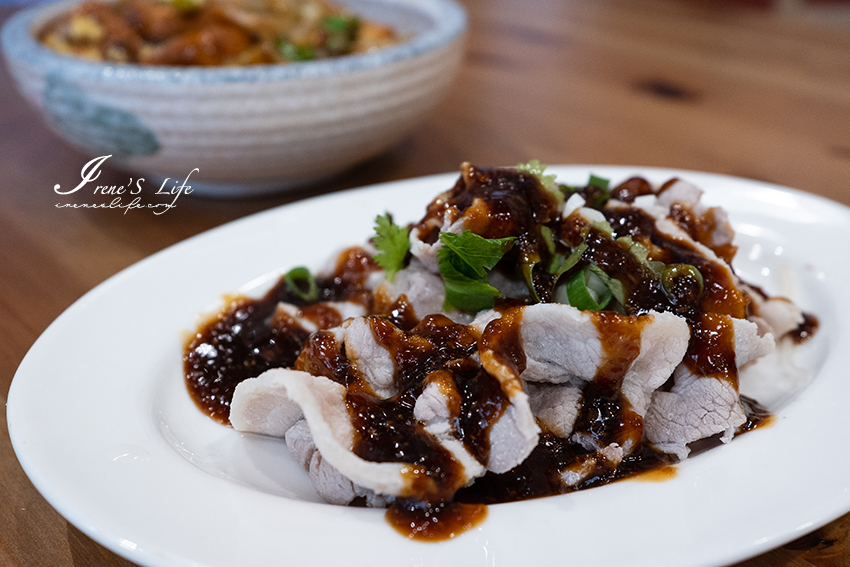 桃園隱藏版炒飯，唐揚炸雞鋪滿滿，鳳梨蝦球、金沙中卷也都變成炒飯主角！熱炒也推薦