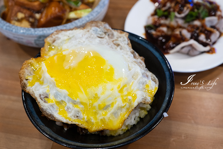 桃園隱藏版炒飯，唐揚炸雞鋪滿滿，鳳梨蝦球、金沙中卷也都變成炒飯主角！熱炒也推薦