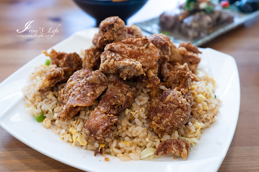 桃園隱藏版炒飯，唐揚炸雞鋪滿滿，鳳梨蝦球、金沙中卷也都變成炒飯主角！熱炒也推薦