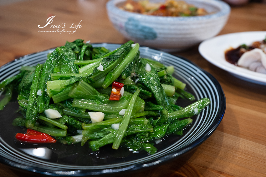 桃園隱藏版炒飯，唐揚炸雞鋪滿滿，鳳梨蝦球、金沙中卷也都變成炒飯主角！熱炒也推薦