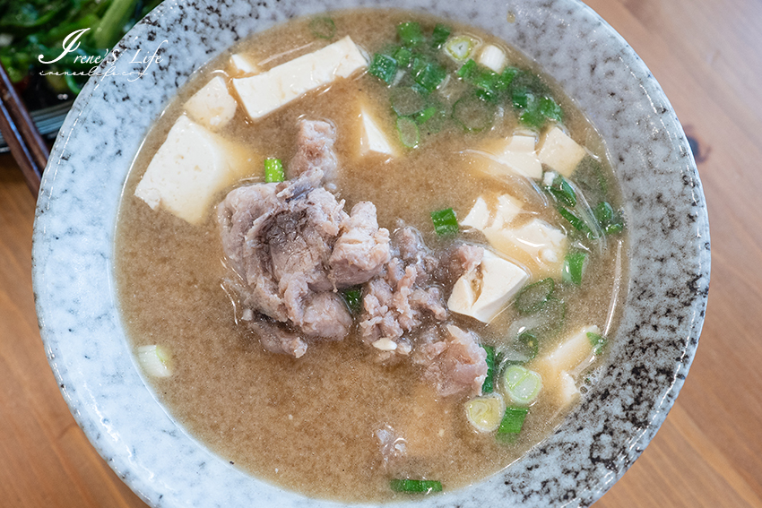 桃園隱藏版炒飯，唐揚炸雞鋪滿滿，鳳梨蝦球、金沙中卷也都變成炒飯主角！熱炒也推薦