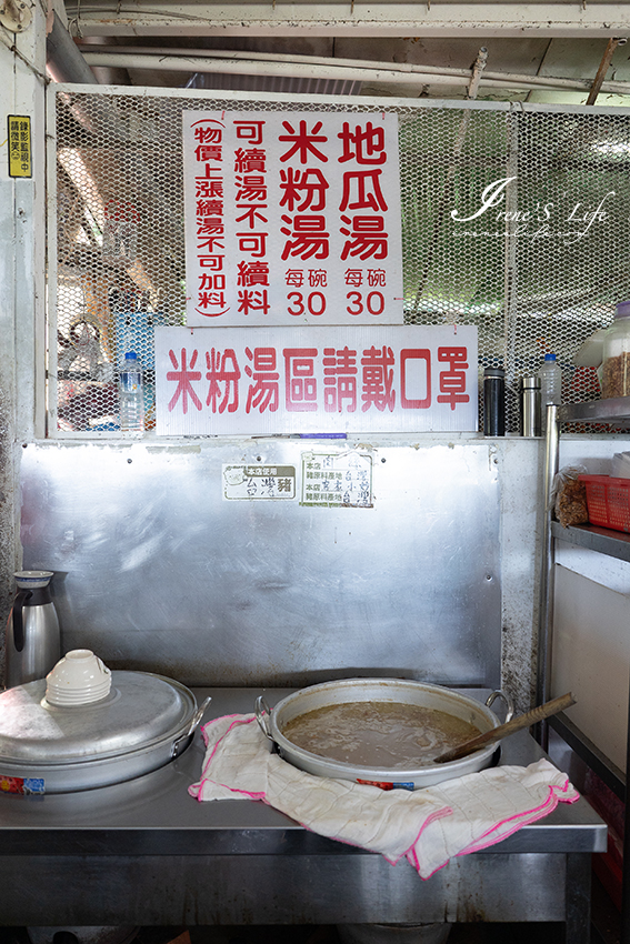 陽明山竹子湖人氣最高的青菜園，不論平日假日都客滿，價格親民、白斬雞有夠讚