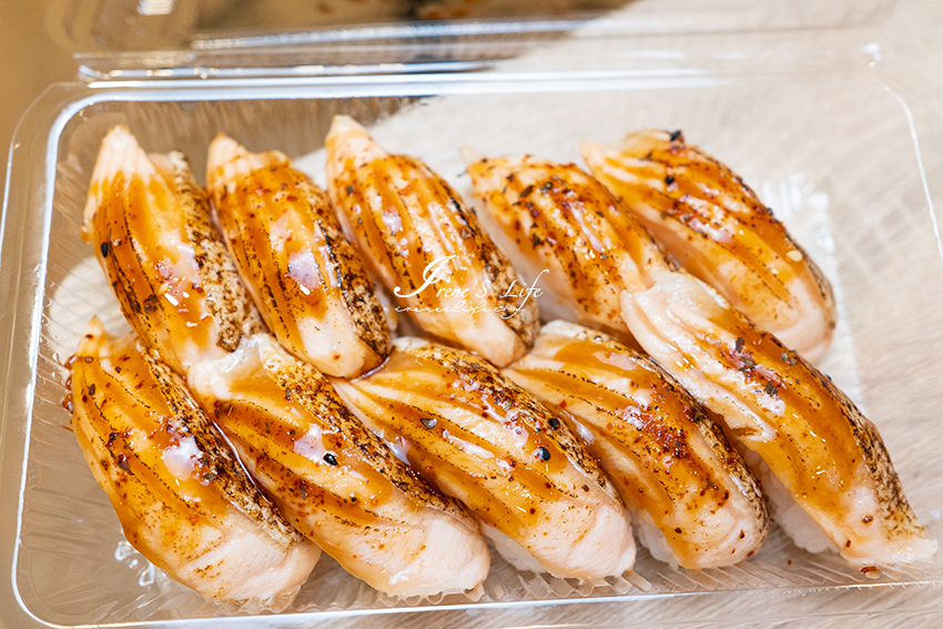 即時熱門文章：板橋黃昏市場內的平價壽司，炙燒鮭魚壽司一貫只要20元，每日限量最好先預訂