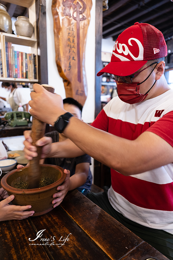 北埔老街百年歷史的古厝體驗客家擂茶DIY，四款餅乾無限取用，搭配香濃的擂茶剛剛好