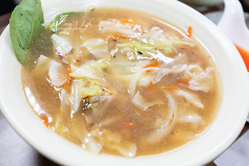 中和美食推薦，生炒中卷羹又香又甜，還有滿滿高麗菜，蝦餅、唐揚雞、泰式涼拌海鮮樣樣都不差