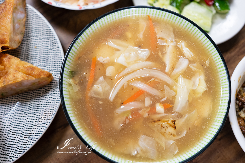 中和美食推薦，生炒中卷羹又香又甜，還有滿滿高麗菜，蝦餅、唐揚雞、泰式涼拌海鮮樣樣都不差