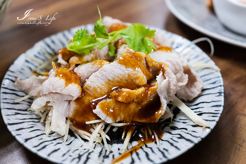 中和美食推薦，生炒中卷羹又香又甜，還有滿滿高麗菜，蝦餅、唐揚雞、泰式涼拌海鮮樣樣都不差