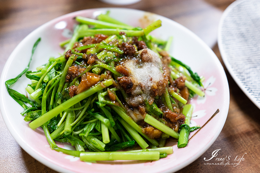 中和美食推薦，生炒中卷羹又香又甜，還有滿滿高麗菜，蝦餅、唐揚雞、泰式涼拌海鮮樣樣都不差