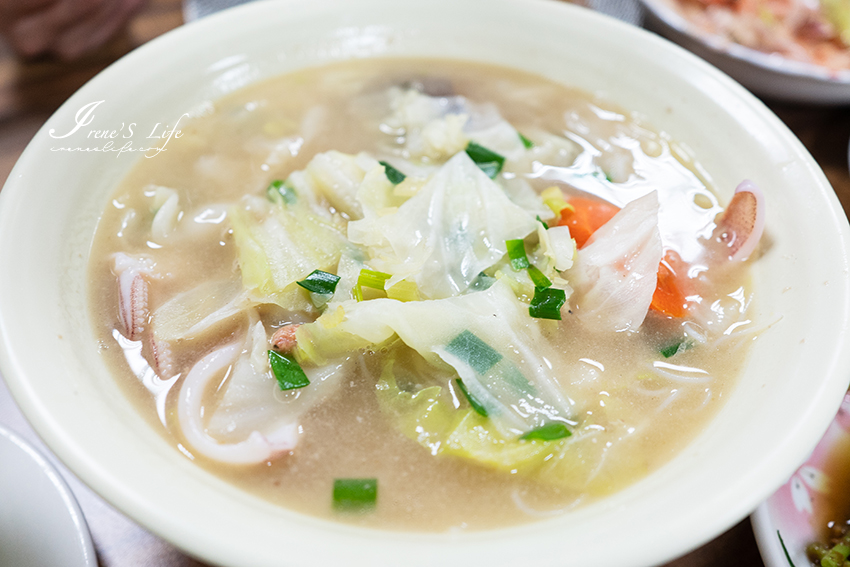 中和美食推薦，生炒中卷羹又香又甜，還有滿滿高麗菜，蝦餅、唐揚雞、泰式涼拌海鮮樣樣都不差