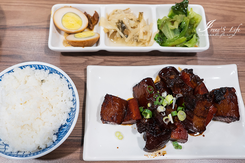 舒適有冷氣的小吃店，切仔麵附肉、附蛋、附貢丸，一碗好澎拜，邊用餐邊看貓