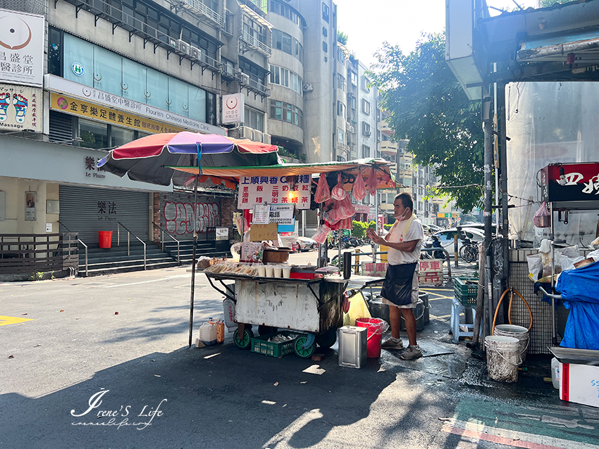 台北東區街頭不起眼卻高人氣的早餐，隱藏版蔥油餅飯糰，一捲飽到中午還不餓
