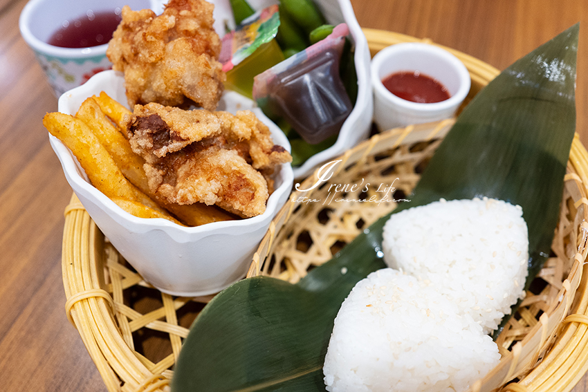 家樂福重新店美食｜定食、鍋物種類多，通通不超過400元，兒童餐一百元有找，內用霜淇淋無限吃到飽！