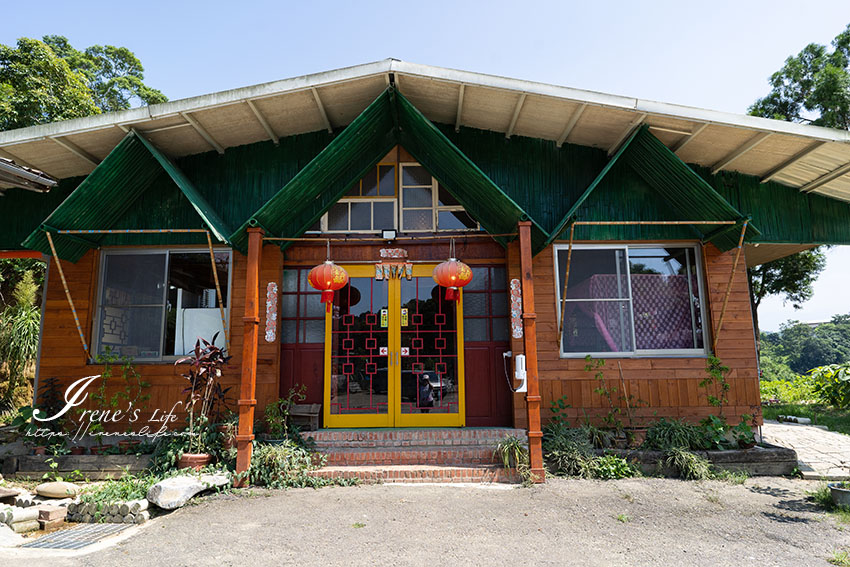 峨嵋客家餐廳，設有大停車場，客家湯圓、白斬雞、烤鱒魚都好吃，與眾不同的烤魚讓人驚豔