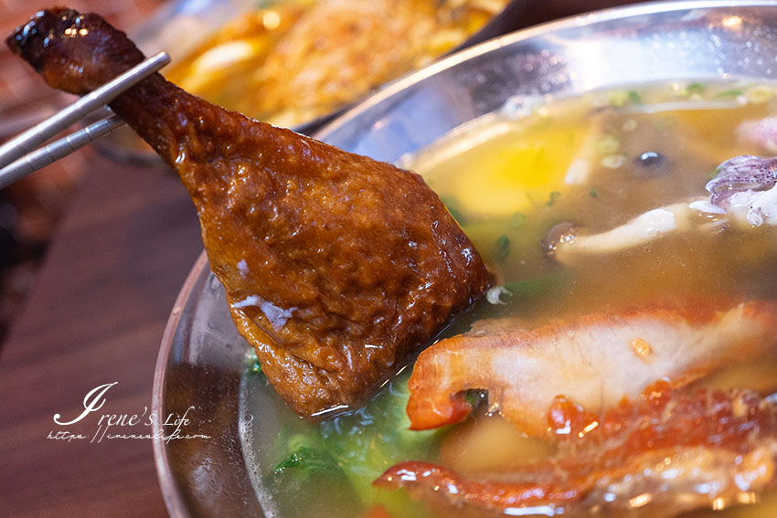 南機場夜市美食，各種港式撈麵愛加什麼料就加什麼料，鴨腿直接來一支，還有帆立貝跟鮑魚