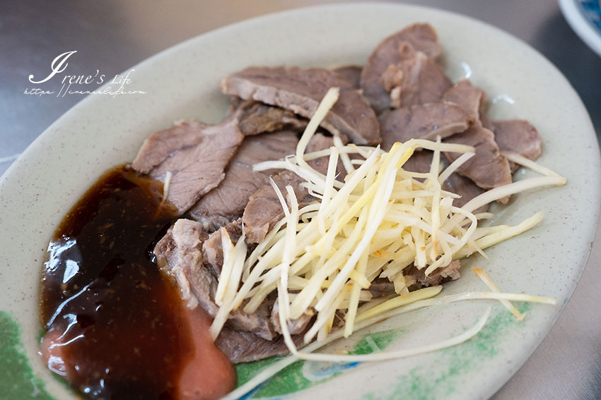 台北橋站美食｜鴨肉飯順口好吃，微帶淡淡煙燻味，點滿一桌小菜超澎拜，省錢可以選鴨肉便當