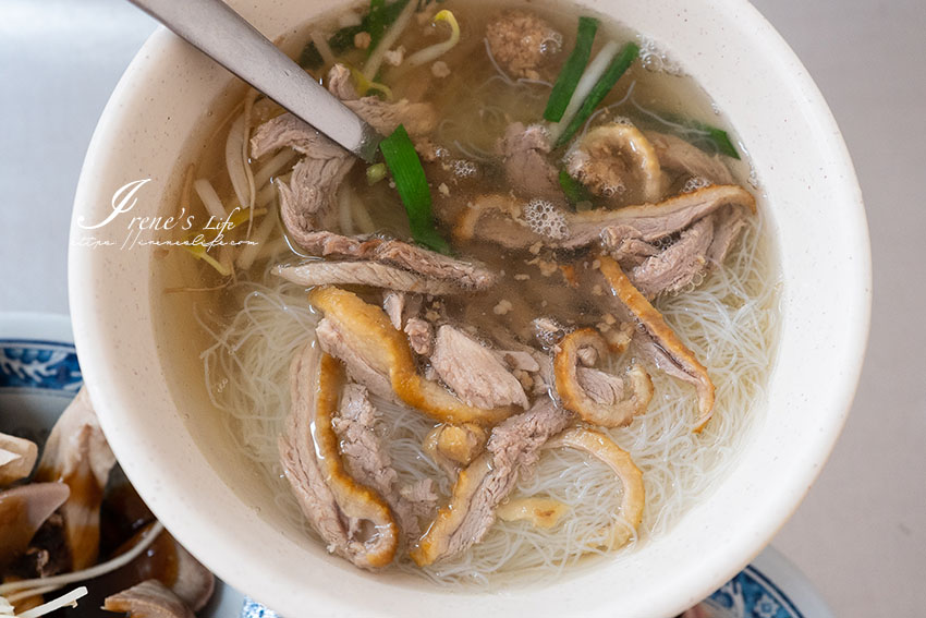 台北橋站美食｜鴨肉飯順口好吃，微帶淡淡煙燻味，點滿一桌小菜超澎拜，省錢可以選鴨肉便當