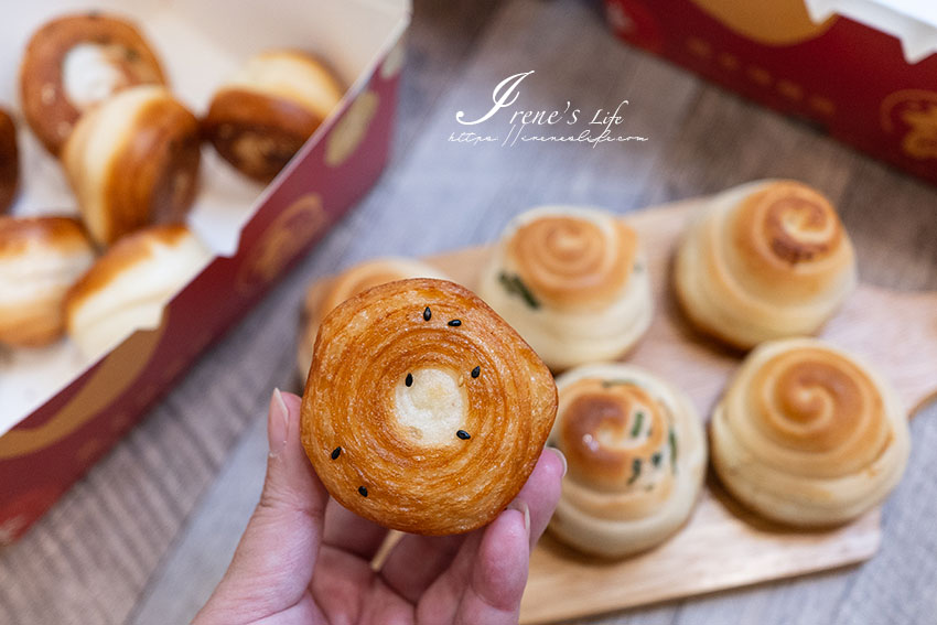 三重也有烤饅頭囉～還沒開門就開始排隊，原味、蔥花、花生三種口味，不想排隊可以事先預訂