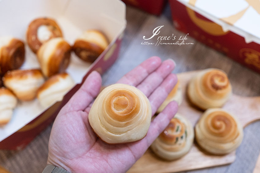 三重也有烤饅頭囉～還沒開門就開始排隊，原味、蔥花、花生三種口味，不想排隊可以事先預訂