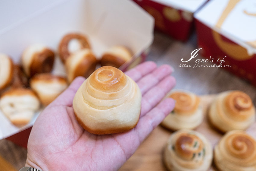 三重也有烤饅頭囉～還沒開門就開始排隊，原味、蔥花、花生三種口味，不想排隊可以事先預訂