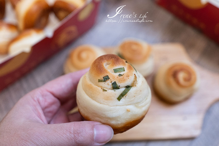 三重也有烤饅頭囉～還沒開門就開始排隊，原味、蔥花、花生三種口味，不想排隊可以事先預訂