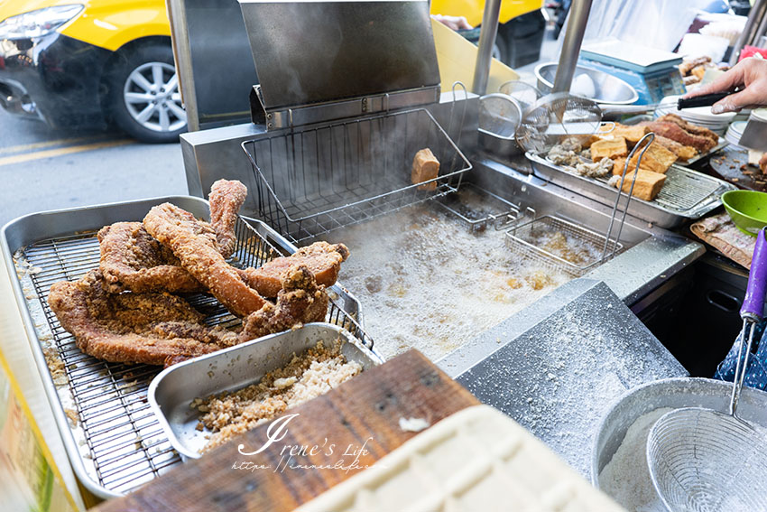 三重超強紅燒肉滴加啦！要肥要瘦任你選，市場內的無名鹹粥總是不缺人潮，在地人的隱藏版早餐